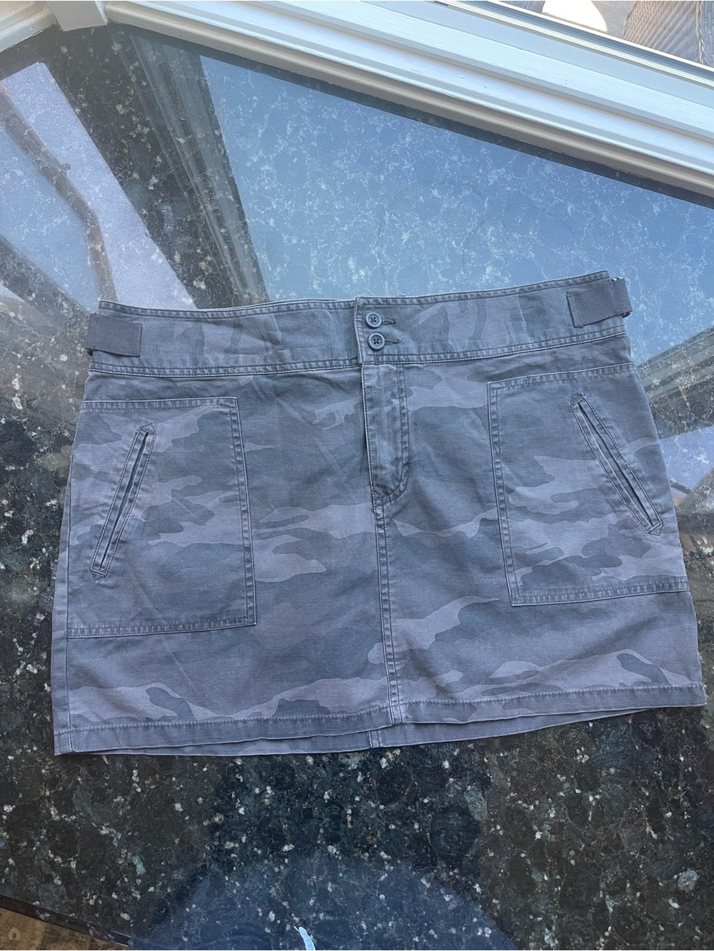 Old Navy Gray Camo Cargo Shorts - Picture 2 of 4